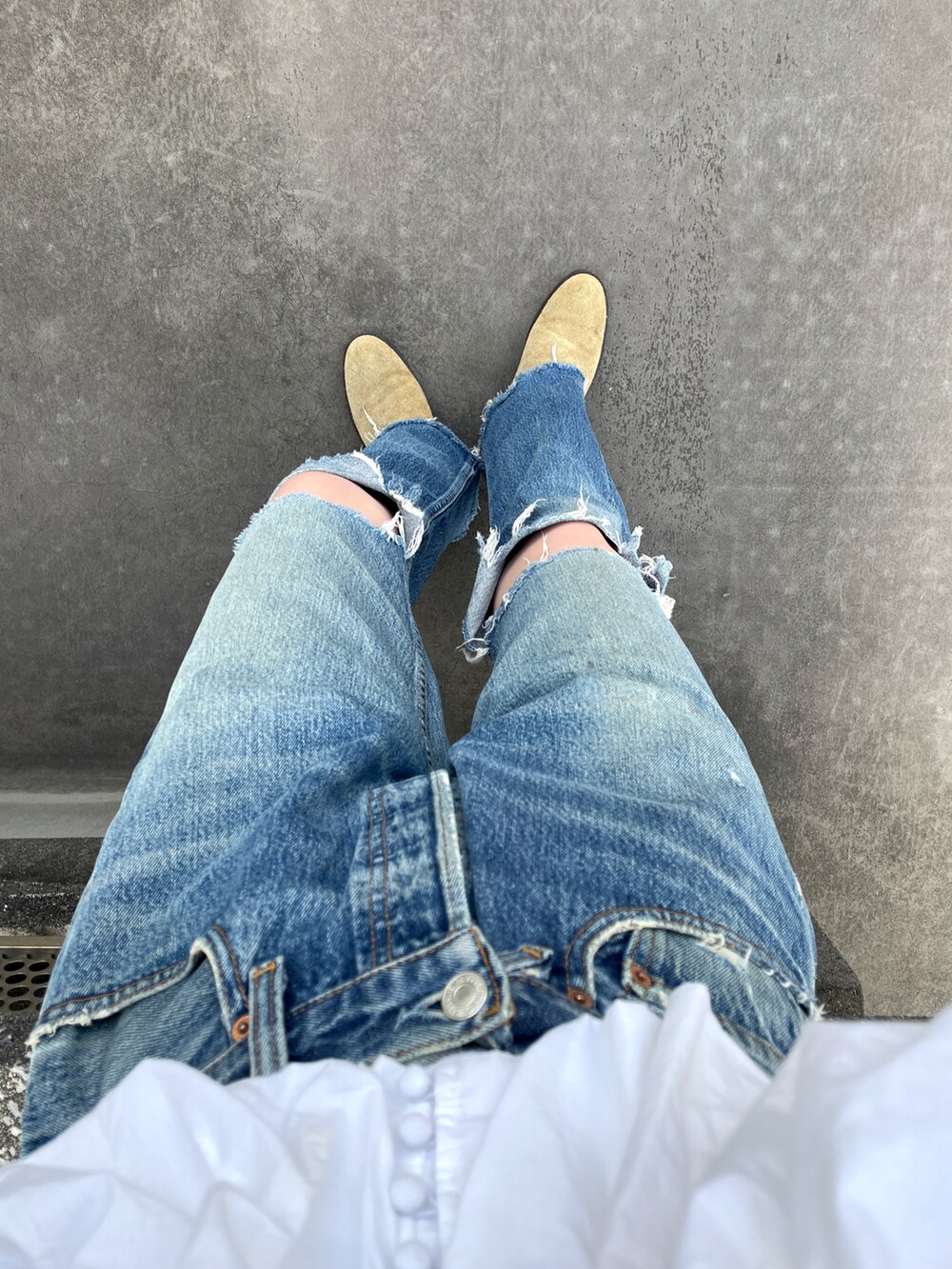 ホワイト系のシャツ/ブラウス、ブルー系のデニムパンツ、その他のその他を着用したレディースの春コーディネートの3枚目の写真