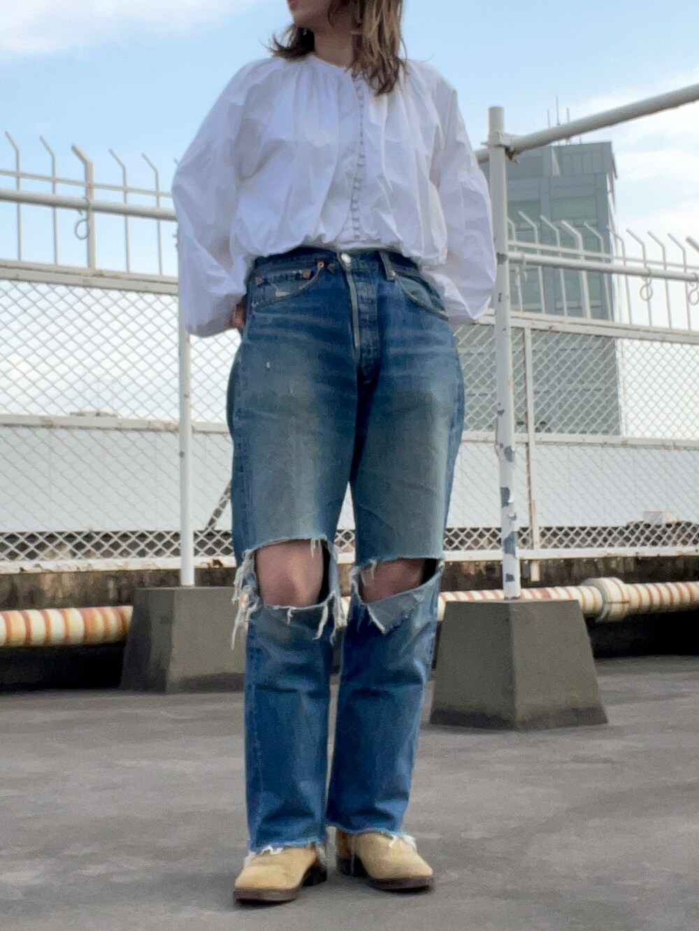 ホワイト系のシャツ/ブラウス、ブルー系のデニムパンツ、その他のその他を着用したレディースの春コーディネートの4枚目の写真