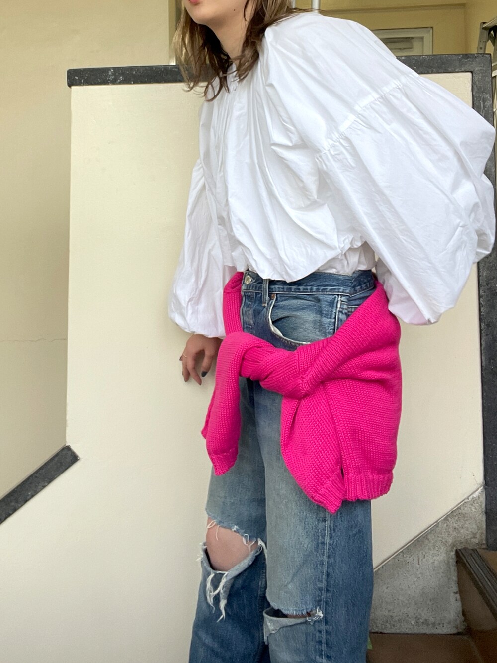 ホワイト系のシャツ/ブラウス、ブルー系のデニムパンツ、その他のその他を着用したレディースの春コーディネートの2枚目の写真