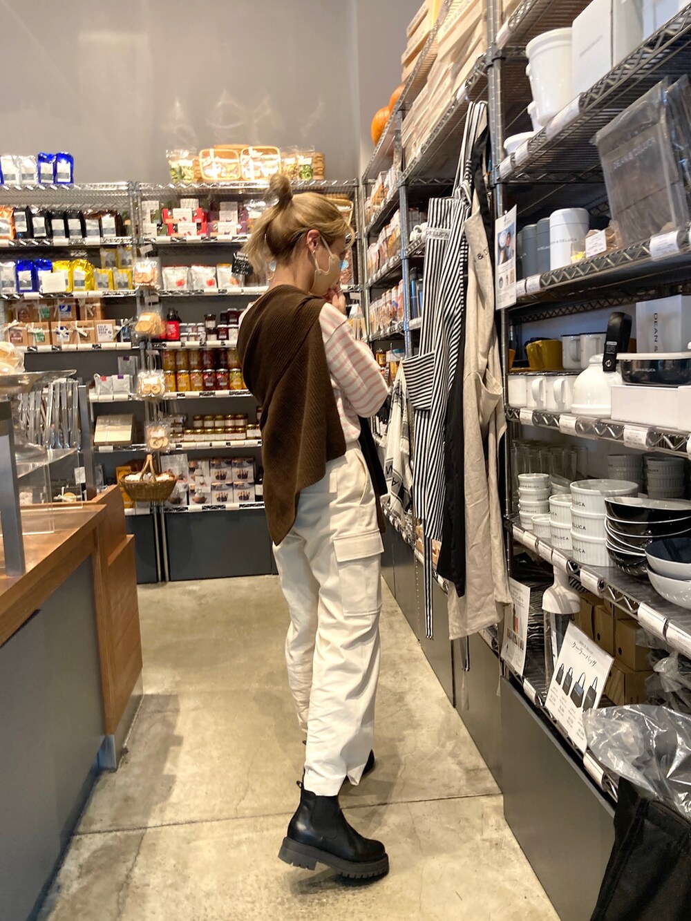 ベージュ系のカーゴパンツ、ブラウン系のマフラーを着用したレディースの春コーディネートの2枚目の写真