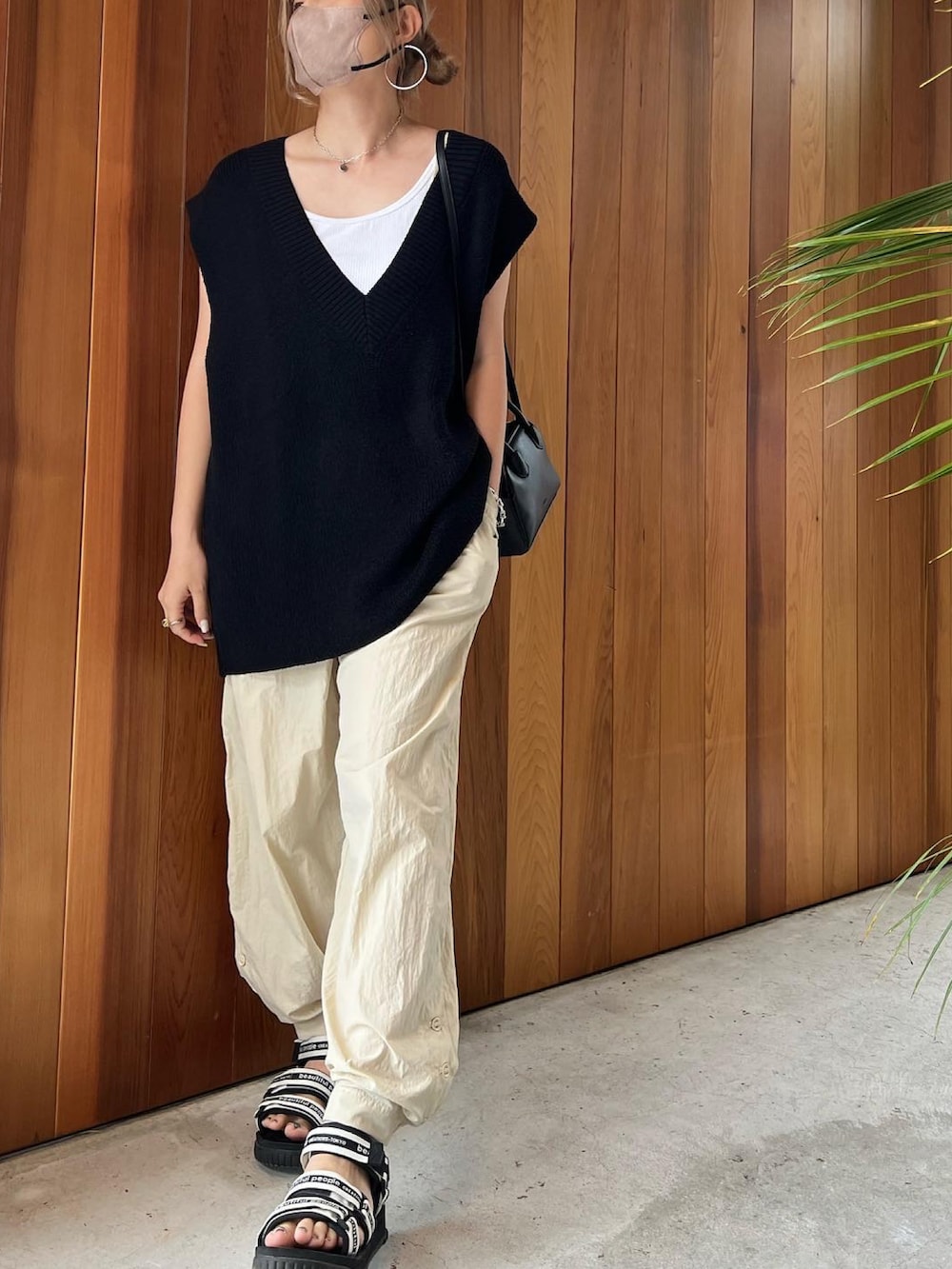 ベージュ系のその他パンツを着用したレディースの夏コーディネートの2枚目の写真