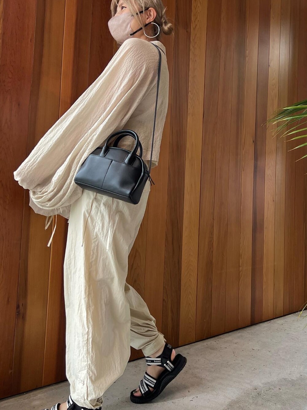 ベージュ系のその他パンツを着用したレディースの夏コーディネートの4枚目の写真