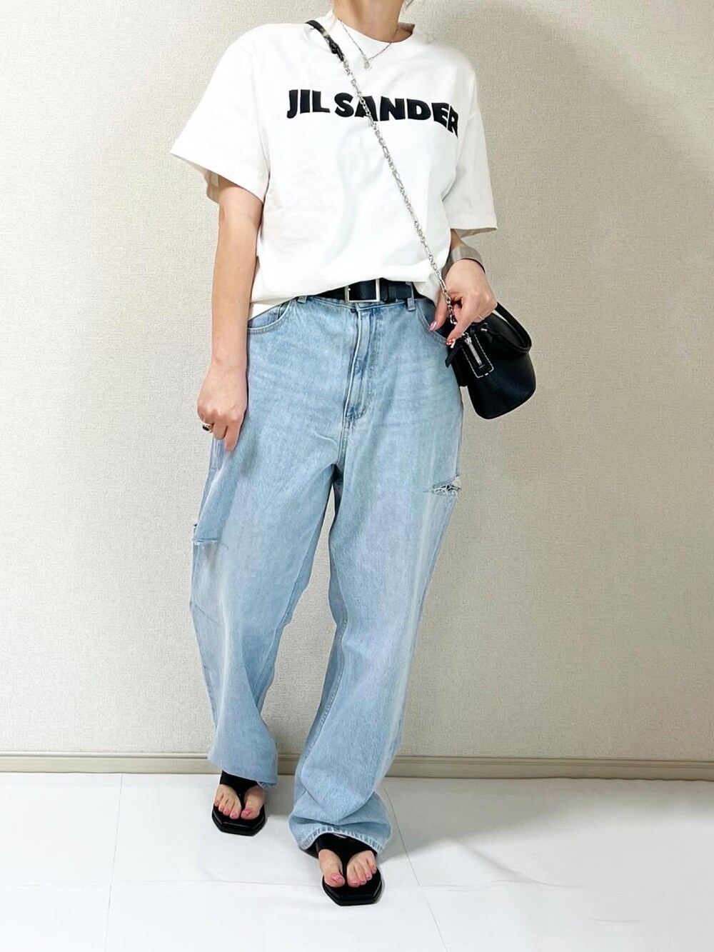 ホワイト系のTシャツ/カットソーを着用したレディースの春コーディネートの2枚目の写真