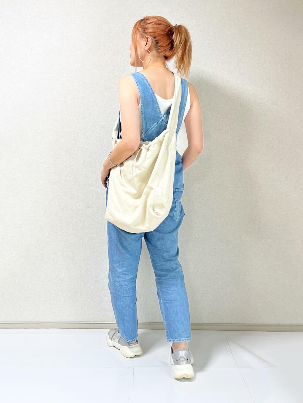 ブルー系のサロペット/オーバーオール、ホワイト系のショルダーバッグを着用したレディースの夏コーディネートの3枚目の写真