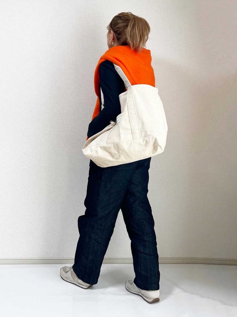 ブルー系のサロペット/オーバーオール、ホワイト系のスニーカー、ブラック系のTシャツ/カットソーを着用したレディースの春コーディネートの3枚目の写真