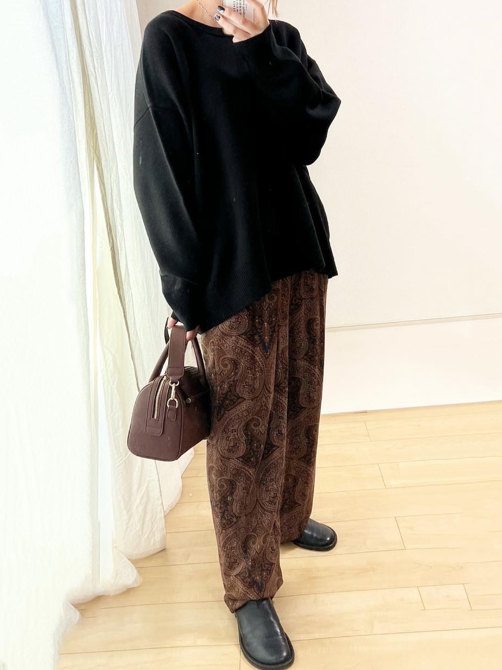 ブラック系のスリッポンを着用したレディースの秋コーディネートの2枚目の写真