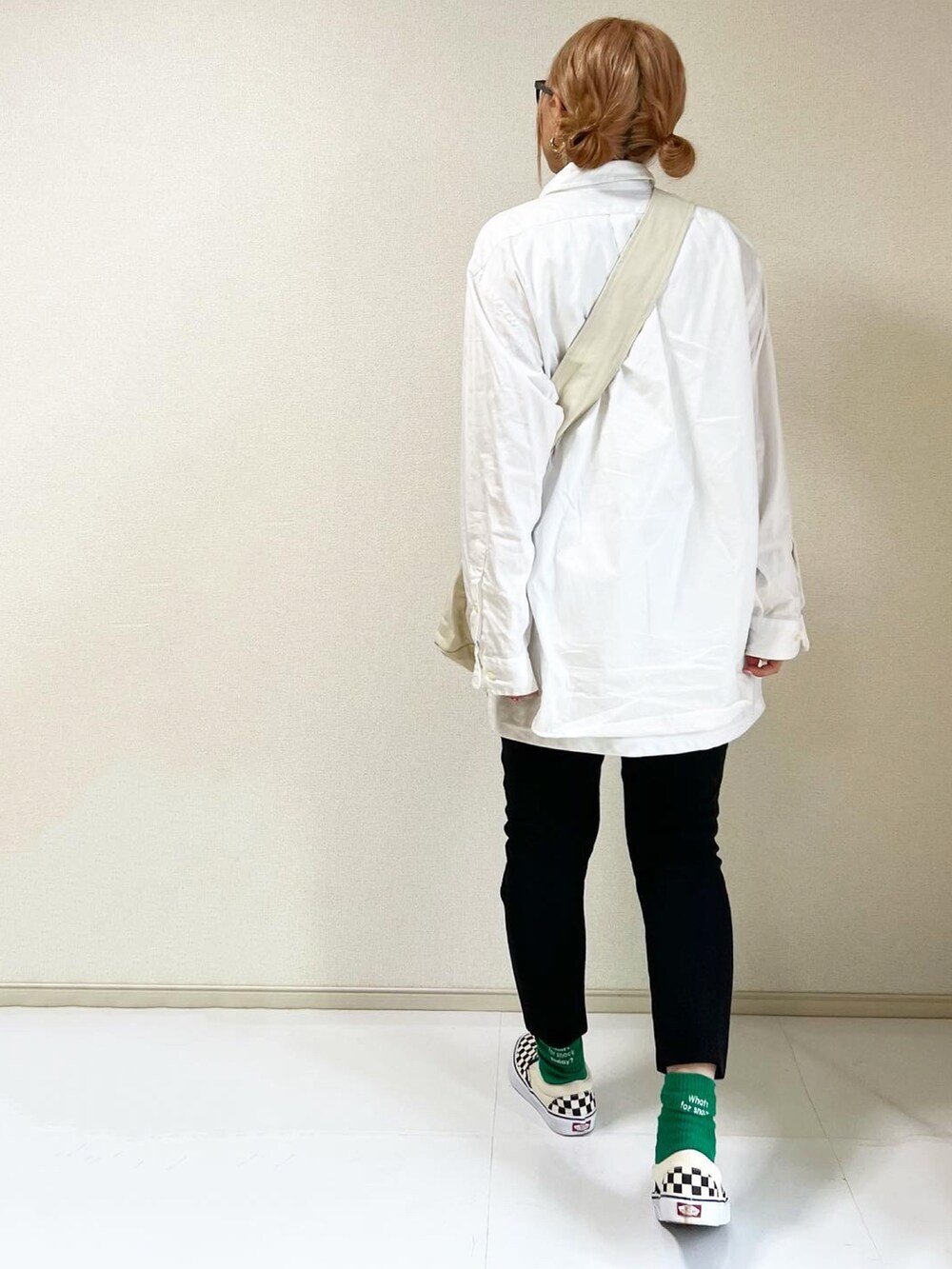ホワイト系のショルダーバッグ、ブラック系のその他パンツ、ブラック系のスニーカーを着用したレディースの春コーディネートの2枚目の写真