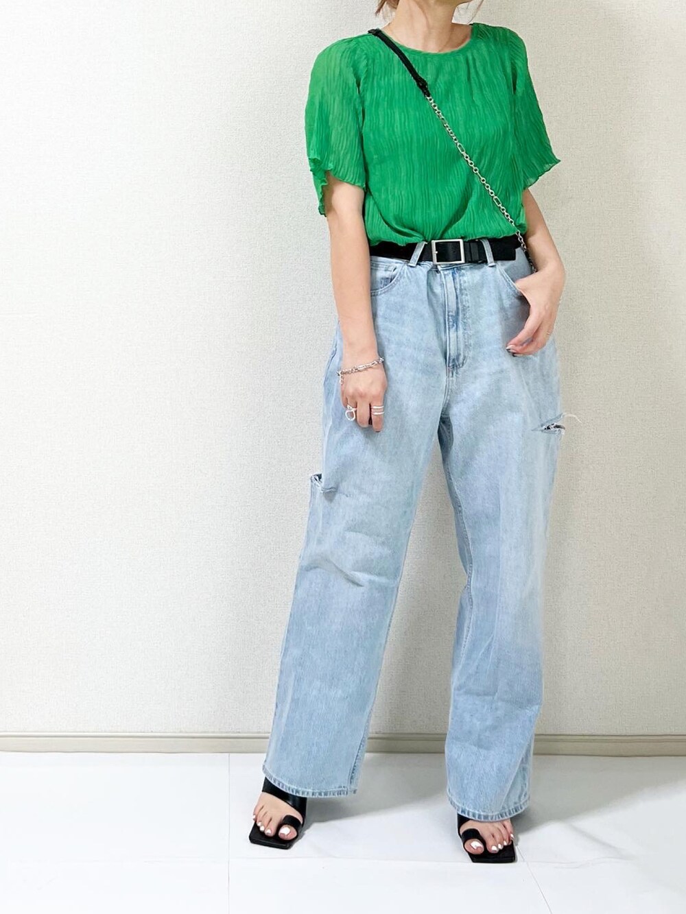 グリーン系のシャツ/ブラウスを着用したレディースの夏コーディネートの2枚目の写真