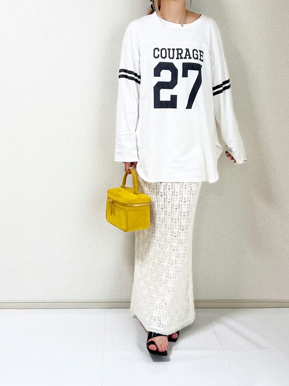 ホワイト系のスカートを着用したレディースの春コーディネートの2枚目の写真