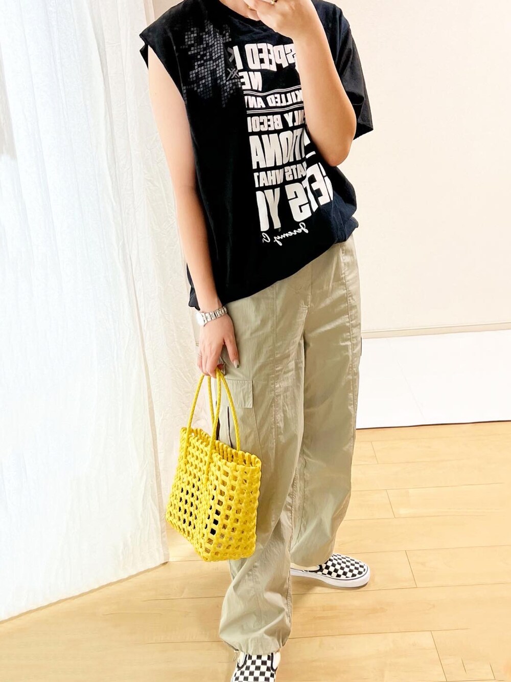 ブラック系のスニーカー、グリーン系のその他パンツを着用したレディースの夏コーディネートの2枚目の写真