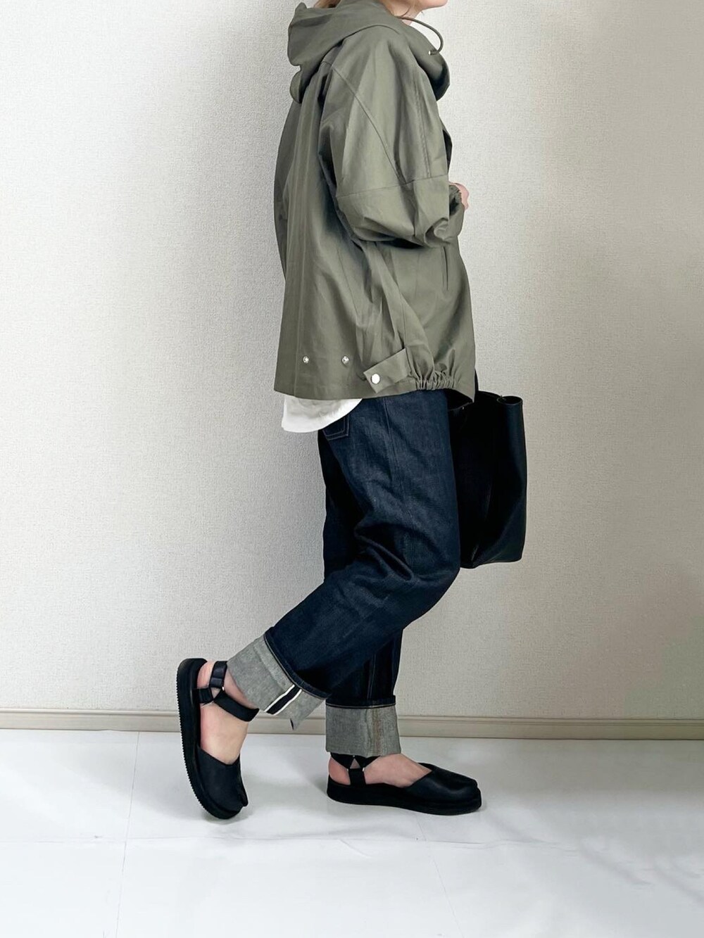 グリーン系のブルゾンを着用したレディースの冬コーディネートの2枚目の写真