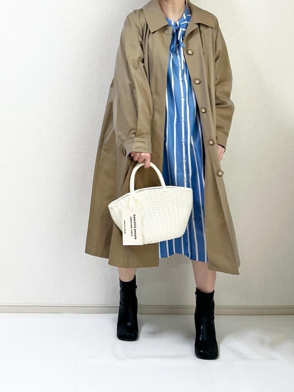 ブルー系のシャツワンピースを着用したレディースの冬コーディネートの5枚目の写真