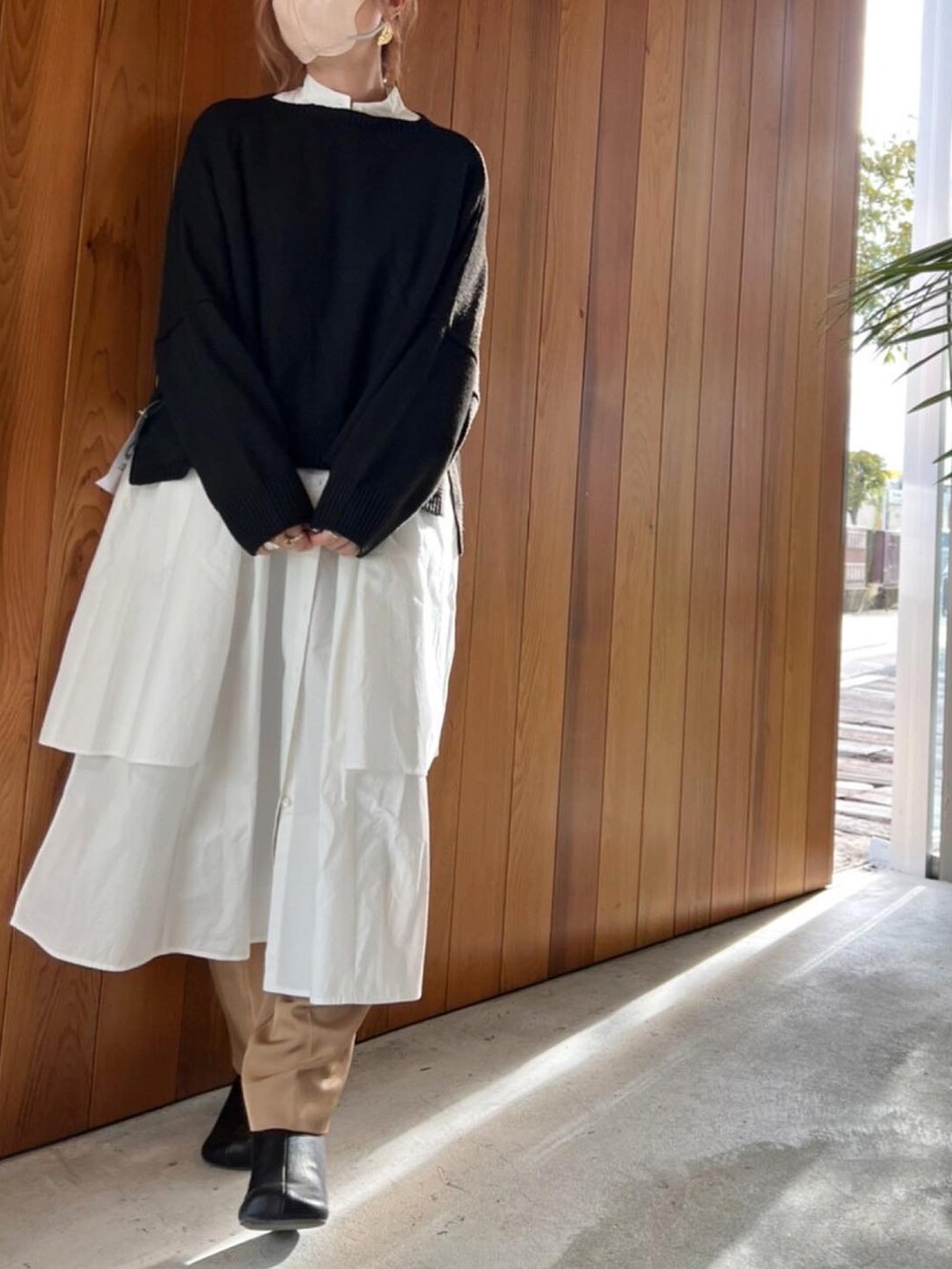 ホワイト系のワンピースを着用したレディースの秋コーディネートの3枚目の写真