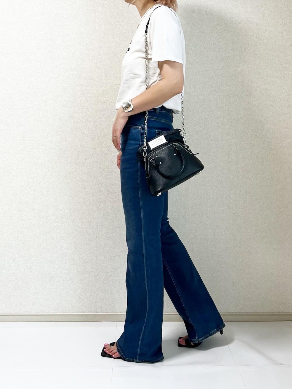 ホワイト系のTシャツ/カットソーを着用したレディースの春コーディネートの2枚目の写真