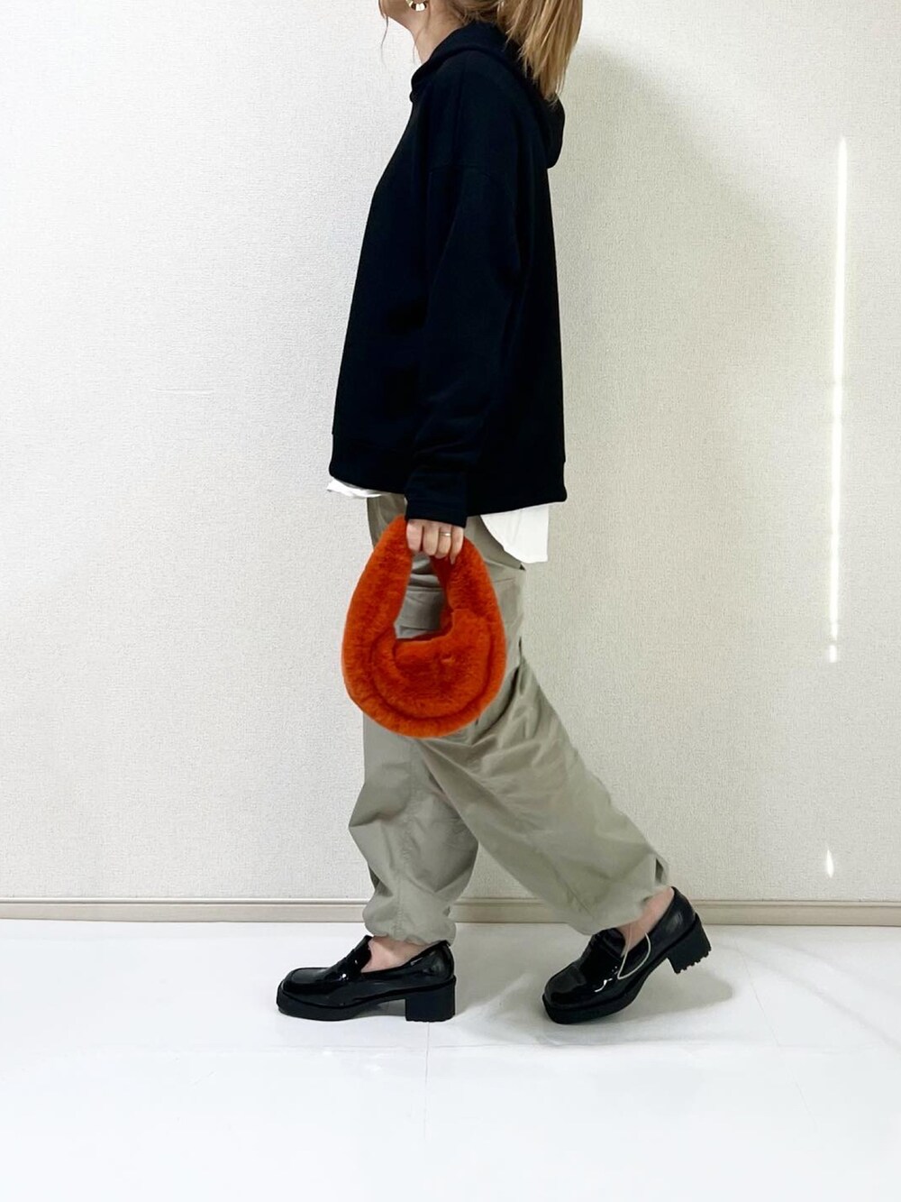 グリーン系のその他パンツ、ブラック系のローファーを着用したレディースの冬コーディネートの2枚目の写真