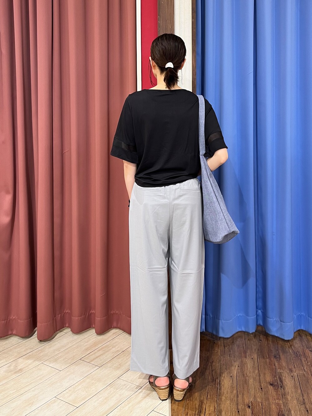 ブラック系のTシャツ/カットソー、グレー系のその他パンツ、ブラウン系のサンダルを着用したレディースの春コーディネートの3枚目の写真