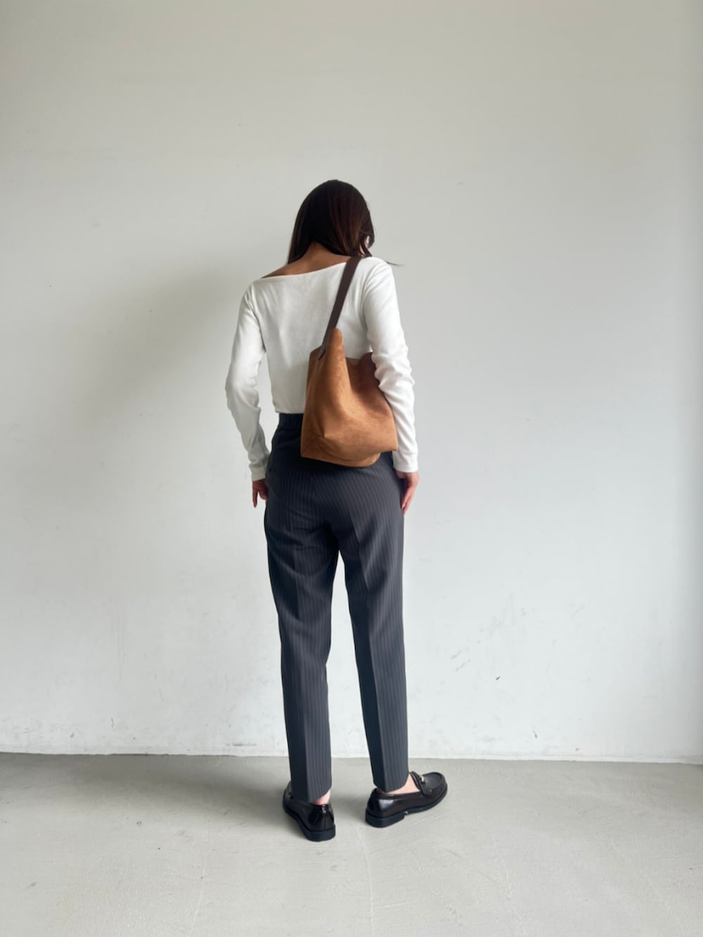 その他のスラックス、ホワイト系のTシャツ/カットソーを着用したレディースの秋コーディネートの2枚目の写真