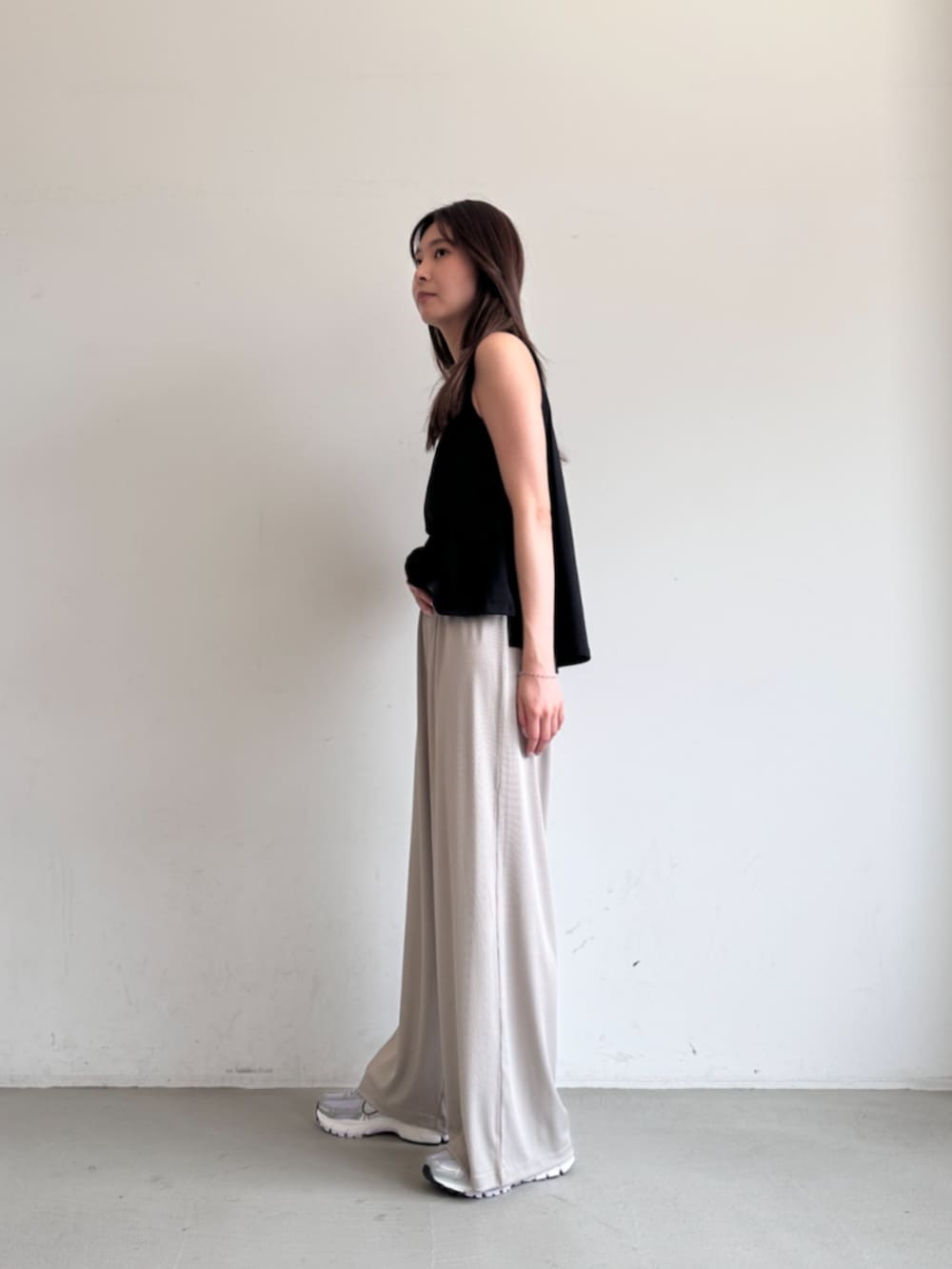 ブラック系のタンクトップ、ベージュ系のその他パンツを着用したレディースの夏コーディネートの5枚目の写真