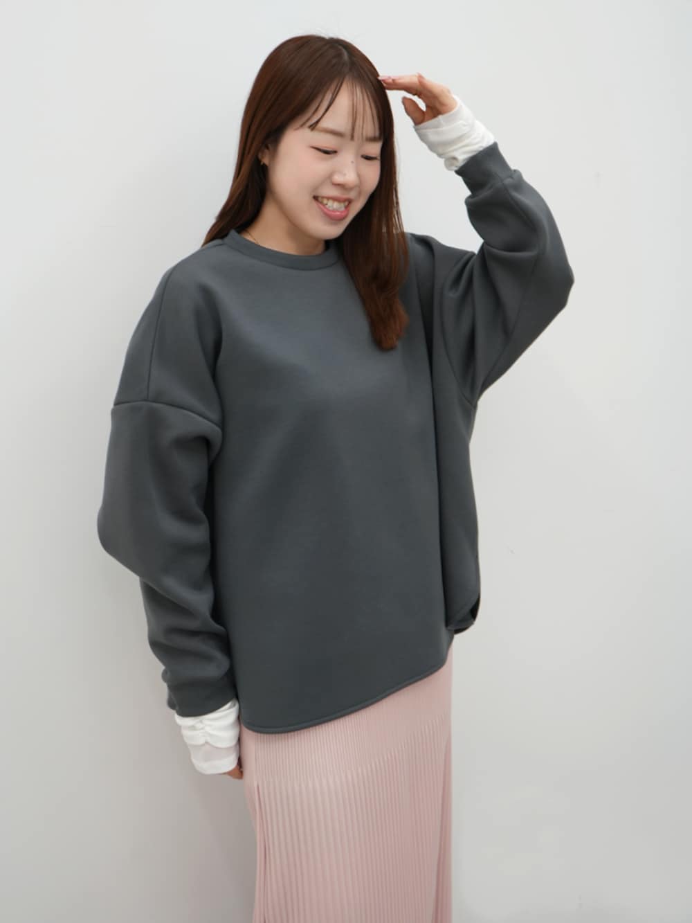 ピンク系のスカート、グレー系のスウェット、ホワイト系のTシャツ/カットソーを着用したレディースの冬コーディネートの3枚目の写真