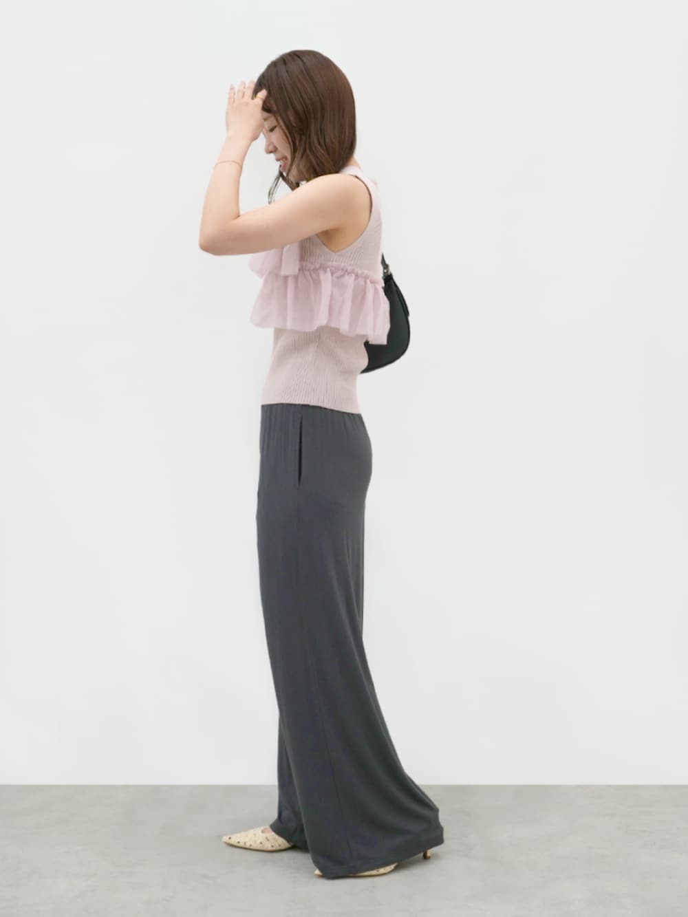 グレー系のその他パンツ、ピンク系のニット/セーターを着用したレディースの夏コーディネートの3枚目の写真