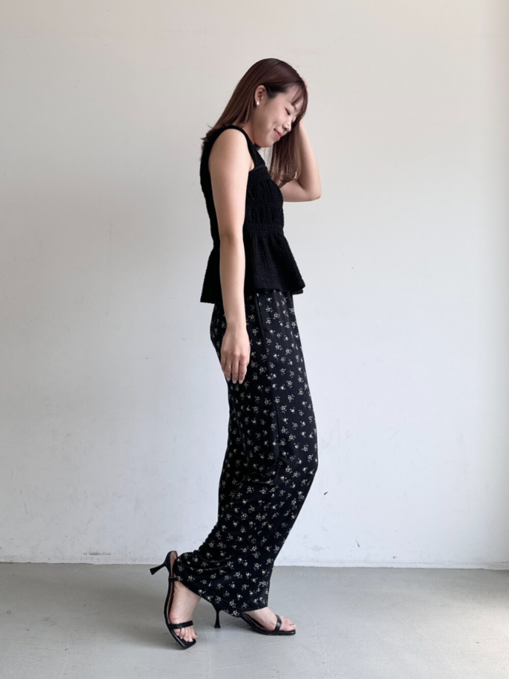 その他のその他パンツ、ブラック系のTシャツ/カットソーを着用したレディースの夏コーディネートの2枚目の写真