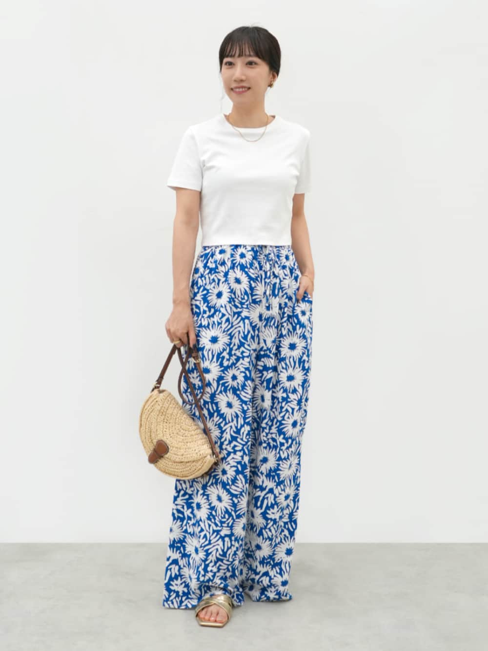 その他のその他パンツ、ホワイト系のTシャツ/カットソーを着用したレディースの夏コーディネートの5枚目の写真