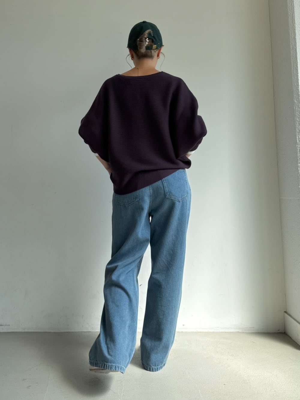 ホワイト系のTシャツ/カットソー、ブラック系のニット/セーターを着用したレディースの秋コーディネートの2枚目の写真