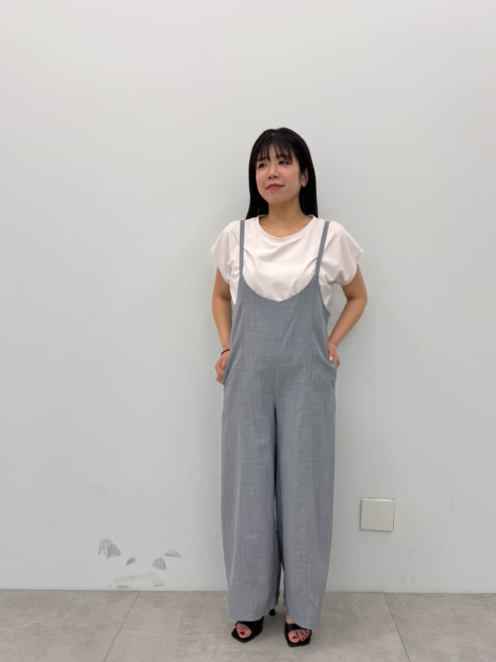 グレー系のつなぎ/オールインワンを着用したレディースの夏コーディネートの2枚目の写真