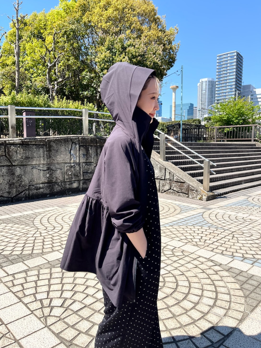 ブラック系のTシャツ/カットソー、その他のつなぎ/オールインワンを着用したレディースの春コーディネートの2枚目の写真