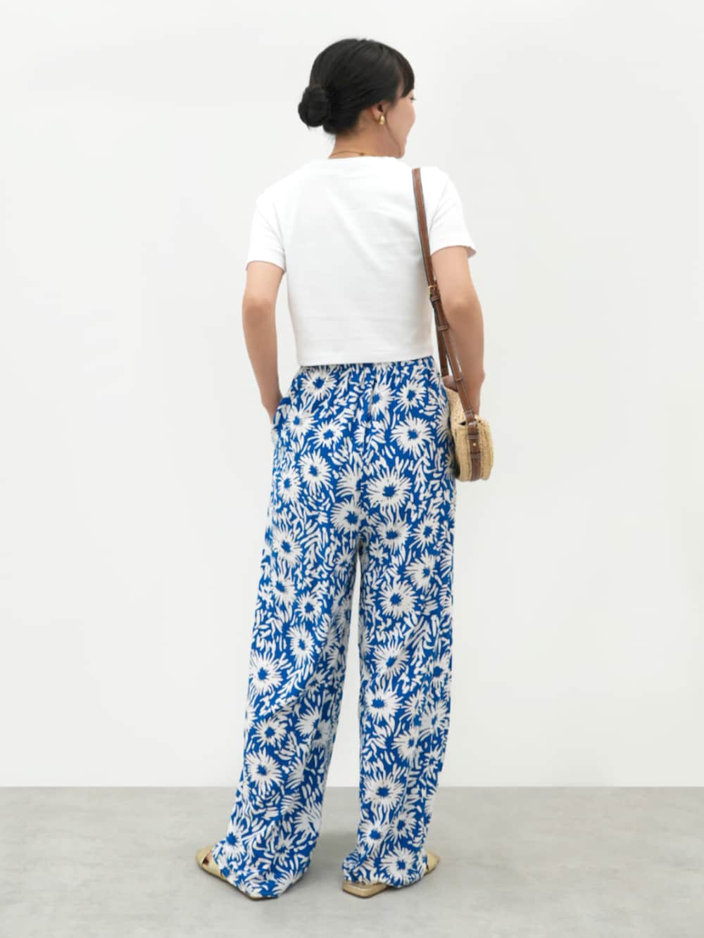 その他のその他パンツ、ホワイト系のTシャツ/カットソーを着用したレディースの夏コーディネートの3枚目の写真