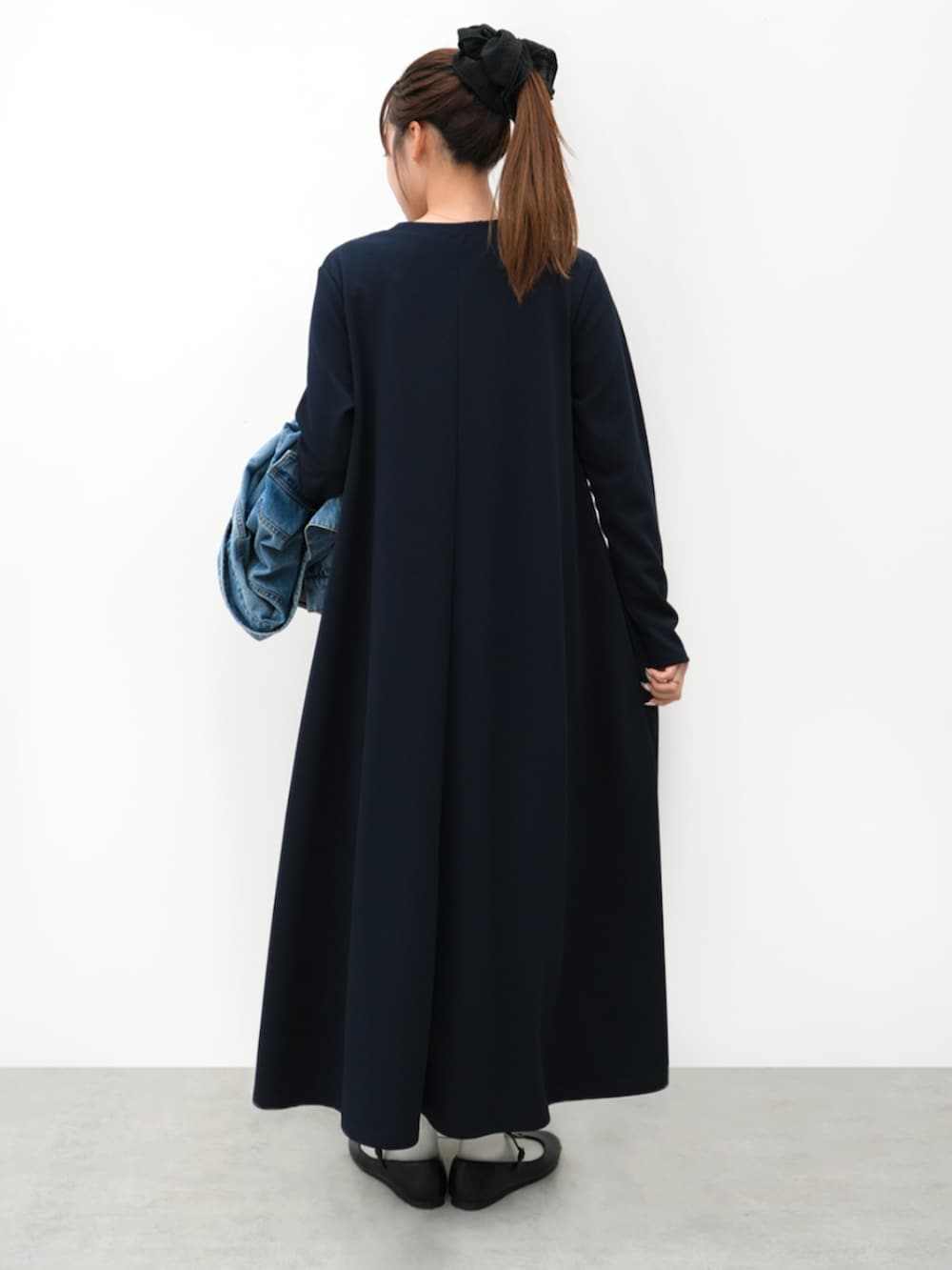 ブルー系のワンピースを着用したレディースの春コーディネートの2枚目の写真