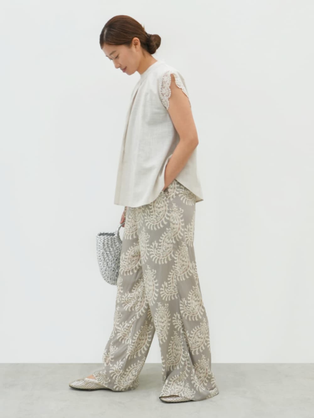 その他のその他パンツ、ベージュ系のシャツ/ブラウスを着用したレディースの夏コーディネートの2枚目の写真