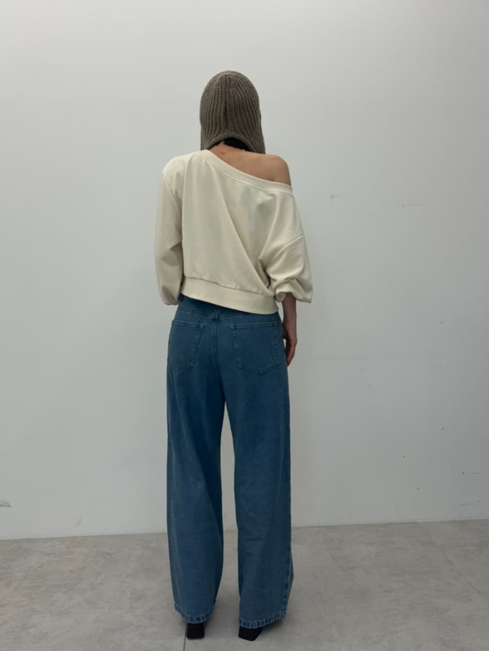 ブルー系のデニムパンツ、ピンク系のスウェットを着用したレディースの秋コーディネートの3枚目の写真