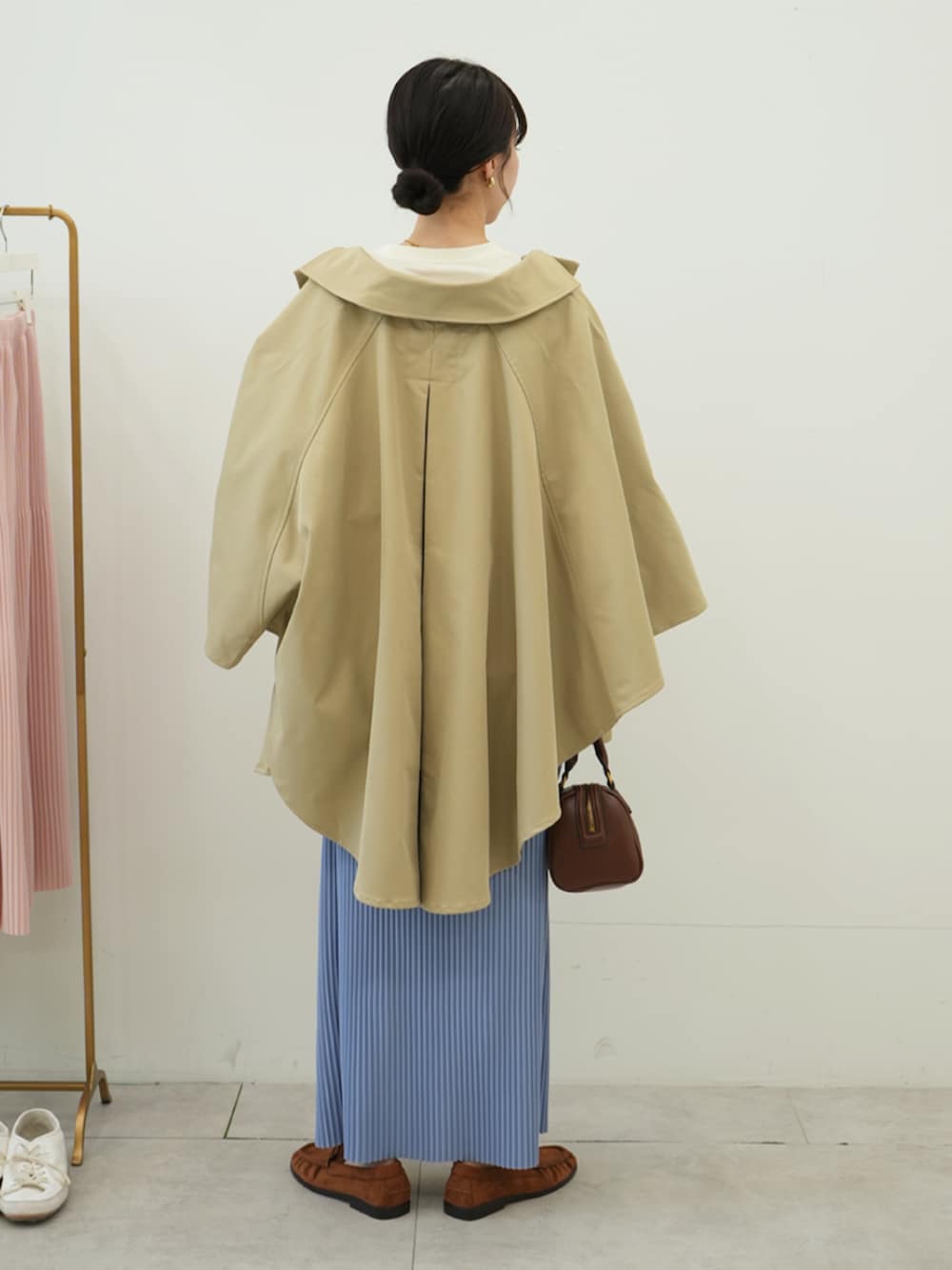 ブルー系のスカート、ホワイト系のスウェットを着用したレディースの冬コーディネートの3枚目の写真