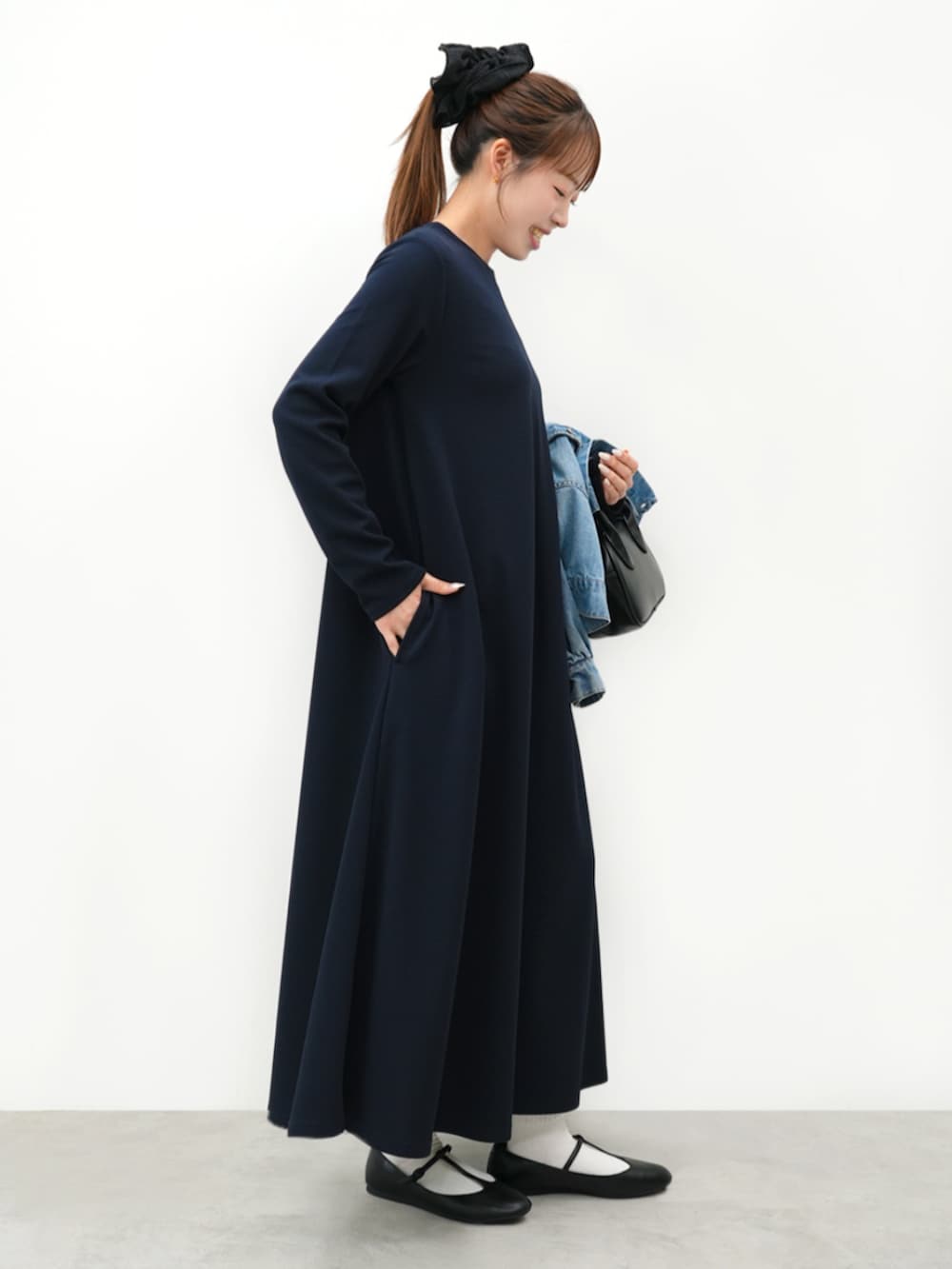 ブルー系のワンピースを着用したレディースの春コーディネートの3枚目の写真