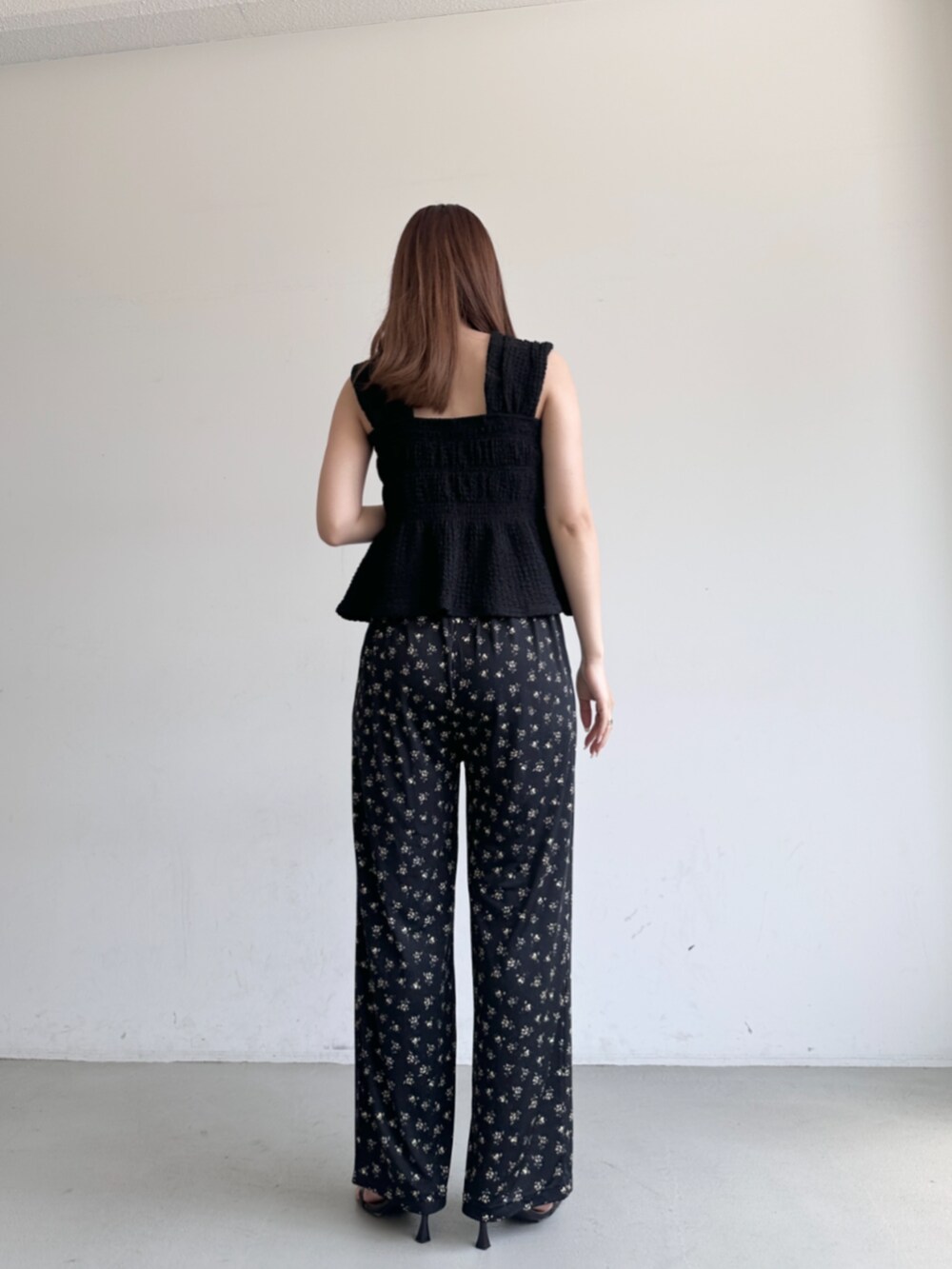 その他のその他パンツ、ブラック系のTシャツ/カットソーを着用したレディースの夏コーディネートの3枚目の写真