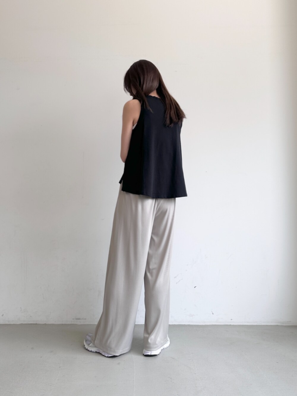 ブラック系のタンクトップ、ベージュ系のその他パンツを着用したレディースの夏コーディネートの4枚目の写真