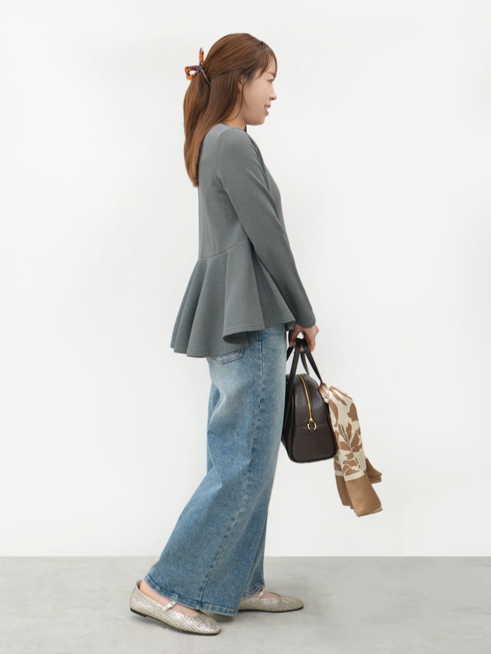 グレー系のTシャツ/カットソー、ブルー系のデニムパンツを着用したレディースの春コーディネートの2枚目の写真