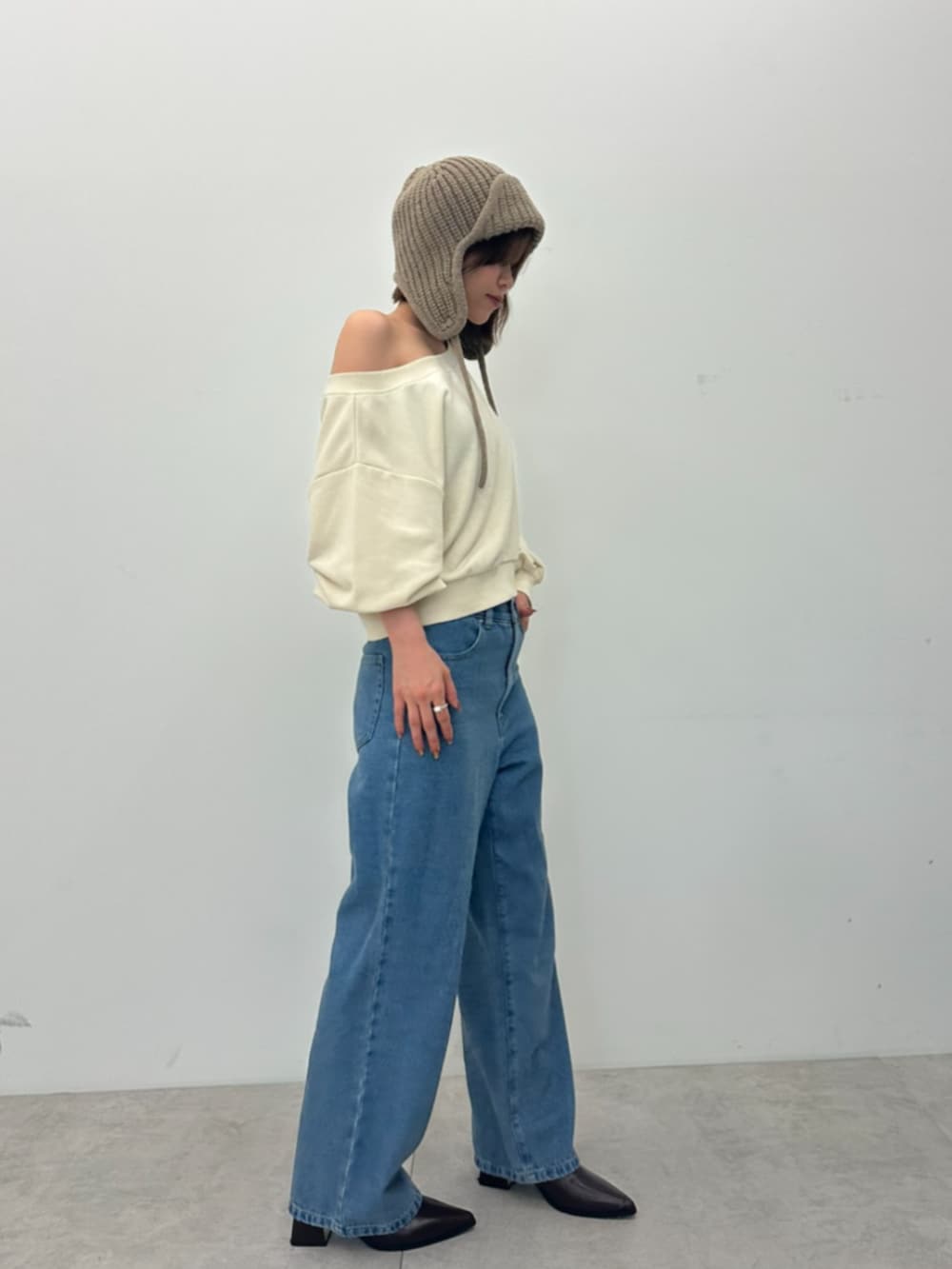 ブルー系のデニムパンツ、ピンク系のスウェットを着用したレディースの秋コーディネートの2枚目の写真