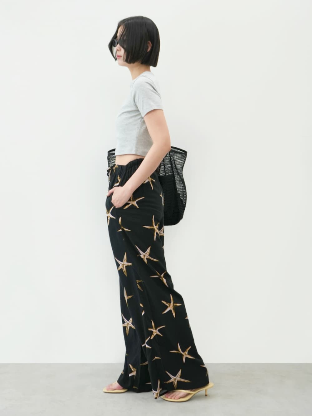 ブラック系のその他パンツ、グレー系のTシャツ/カットソーを着用したレディースの夏コーディネートの2枚目の写真