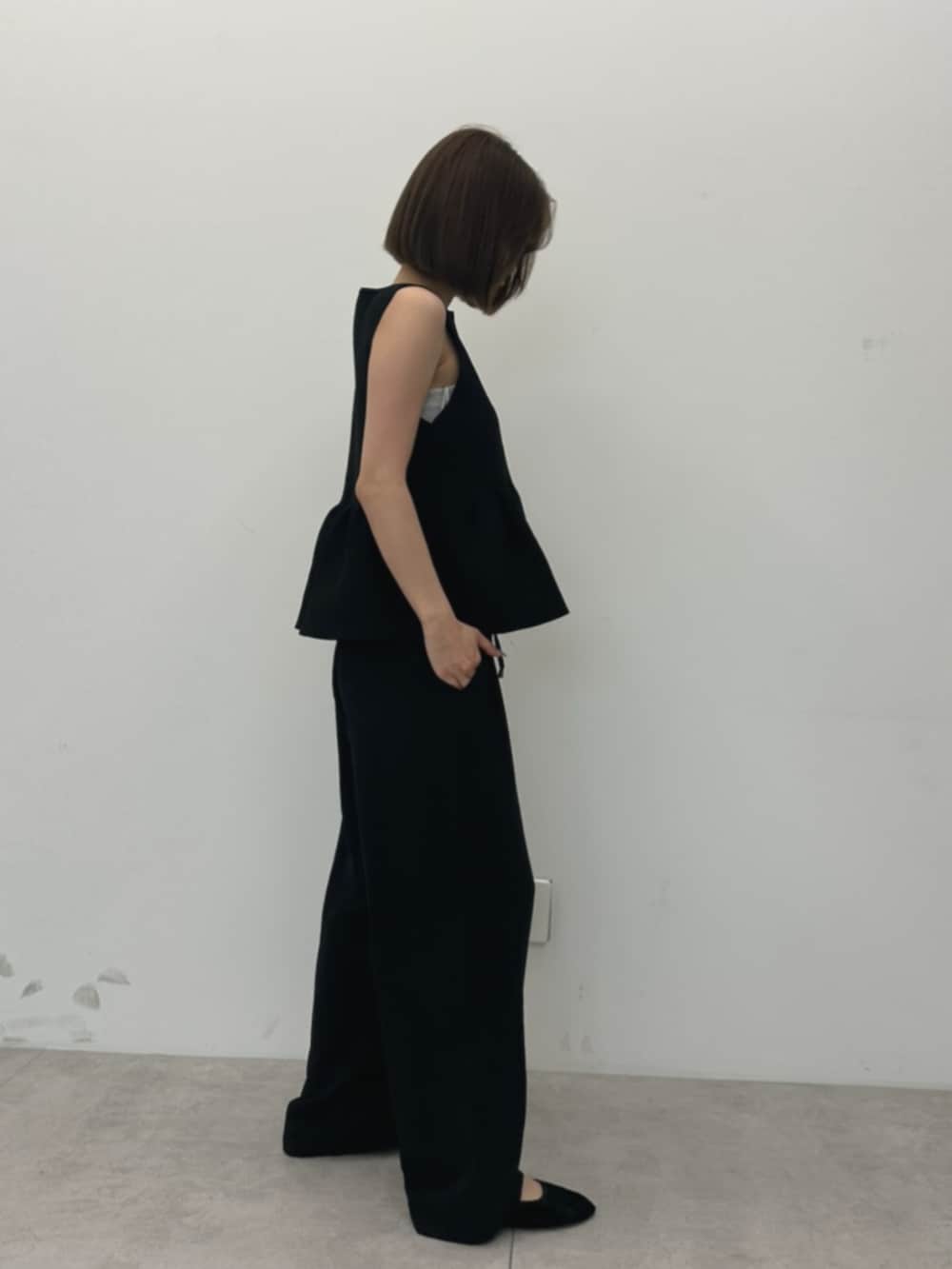 ブラック系のその他パンツ、ブラック系のベストを着用したレディースの夏コーディネートの2枚目の写真