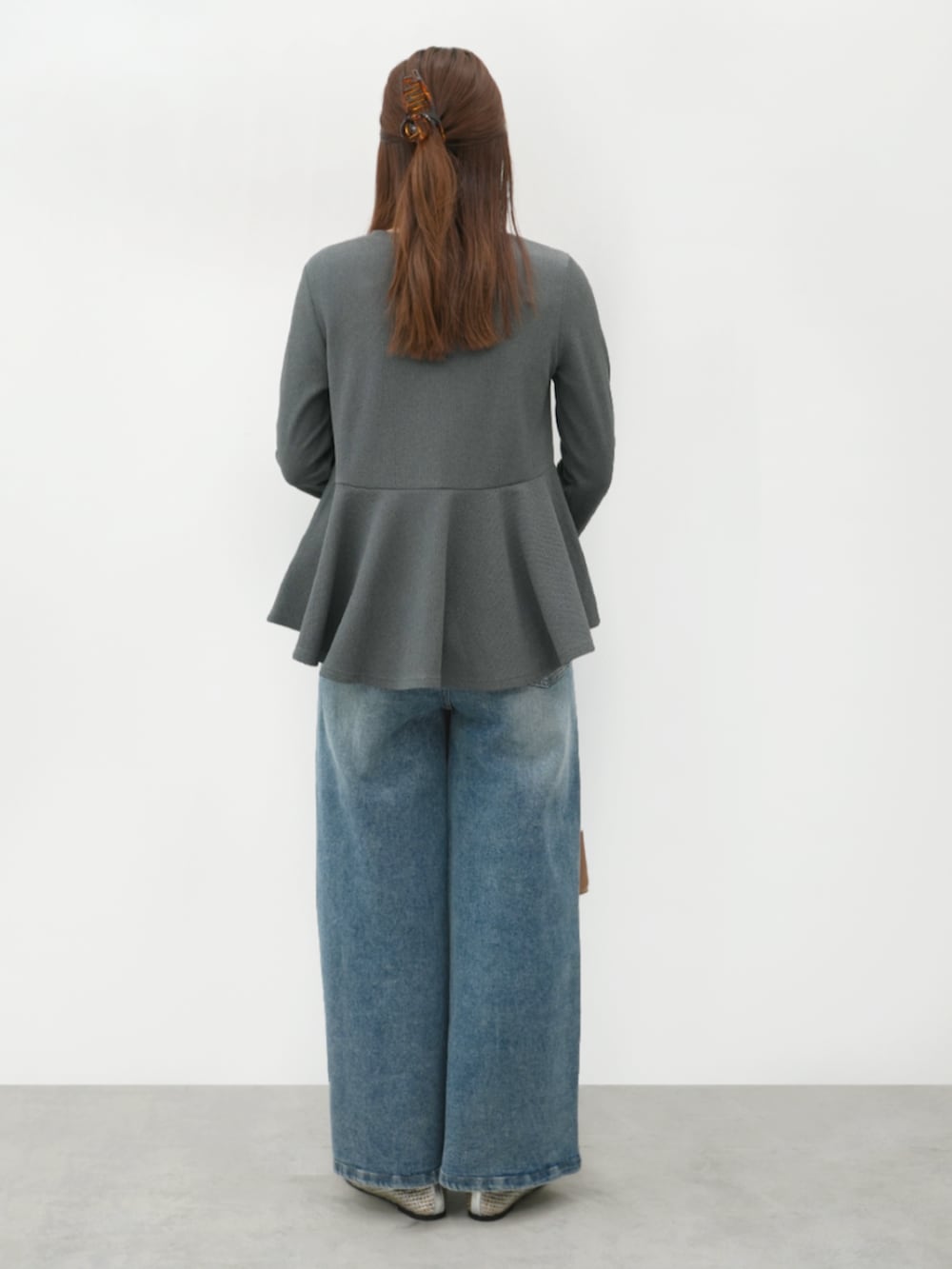 グレー系のTシャツ/カットソー、ブルー系のデニムパンツを着用したレディースの春コーディネートの3枚目の写真