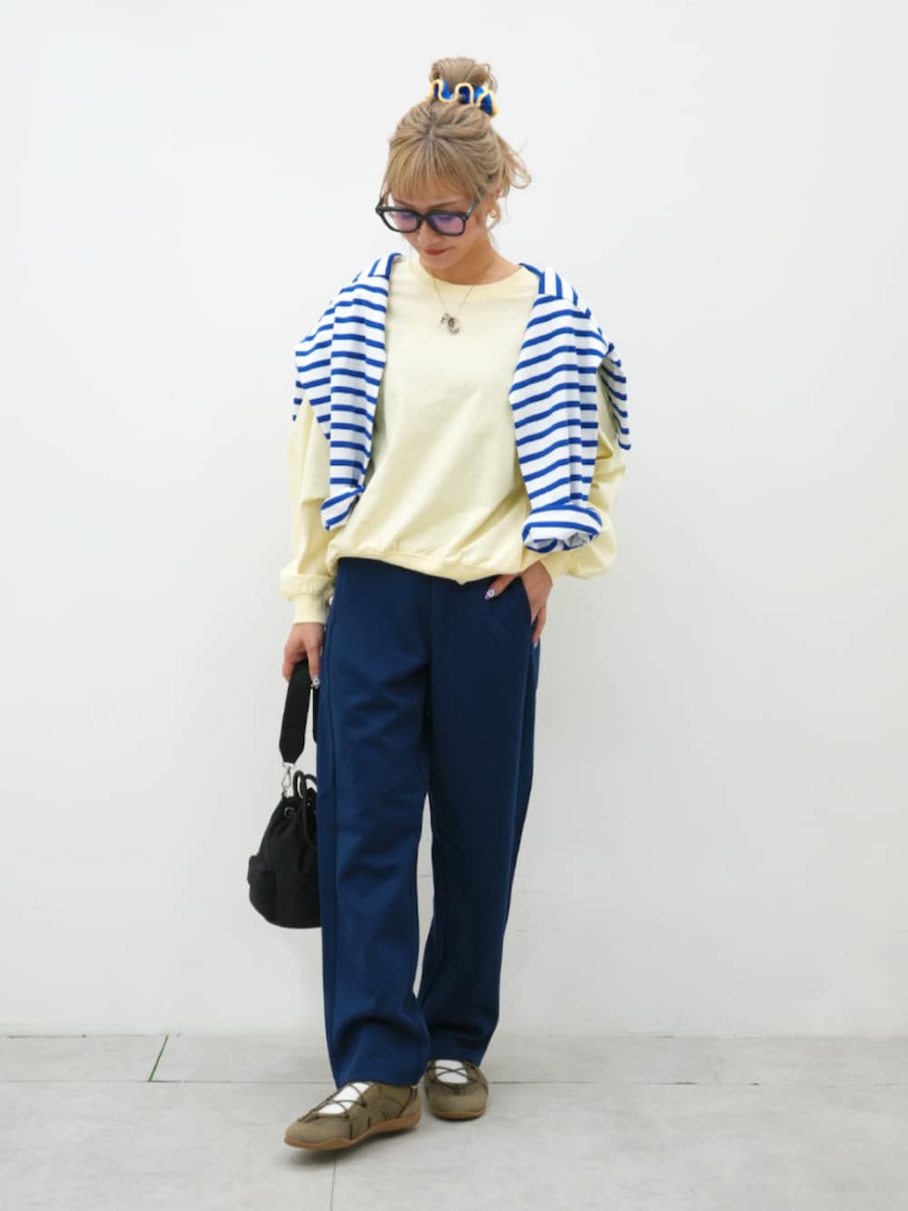 ブルー系のスウェットパンツ、イエロー系のスウェットを着用したレディースの冬コーディネートの5枚目の写真