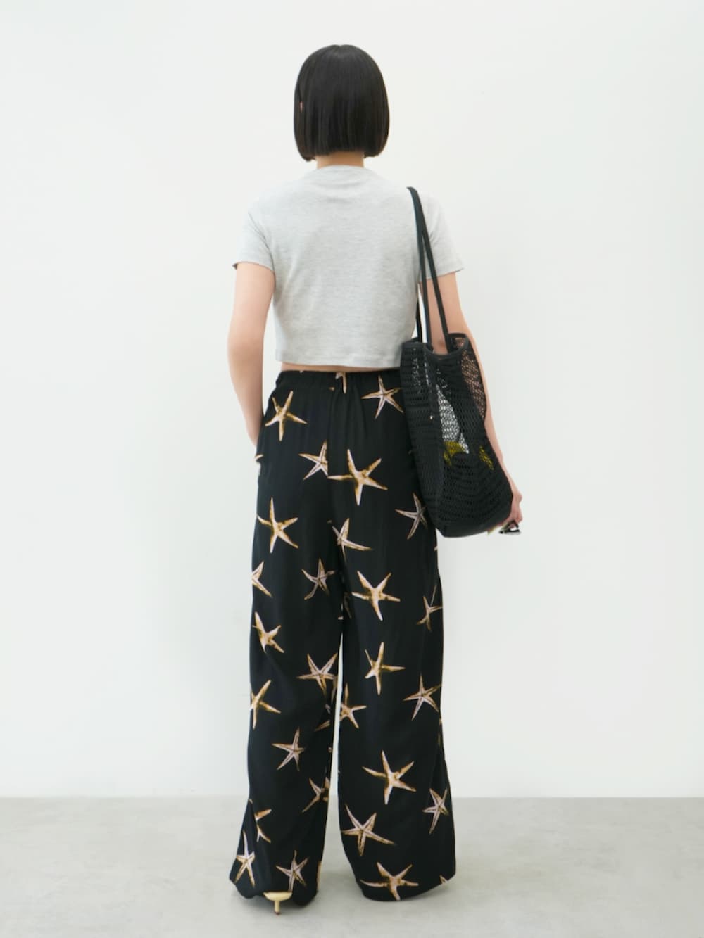 ブラック系のその他パンツ、グレー系のTシャツ/カットソーを着用したレディースの夏コーディネートの3枚目の写真