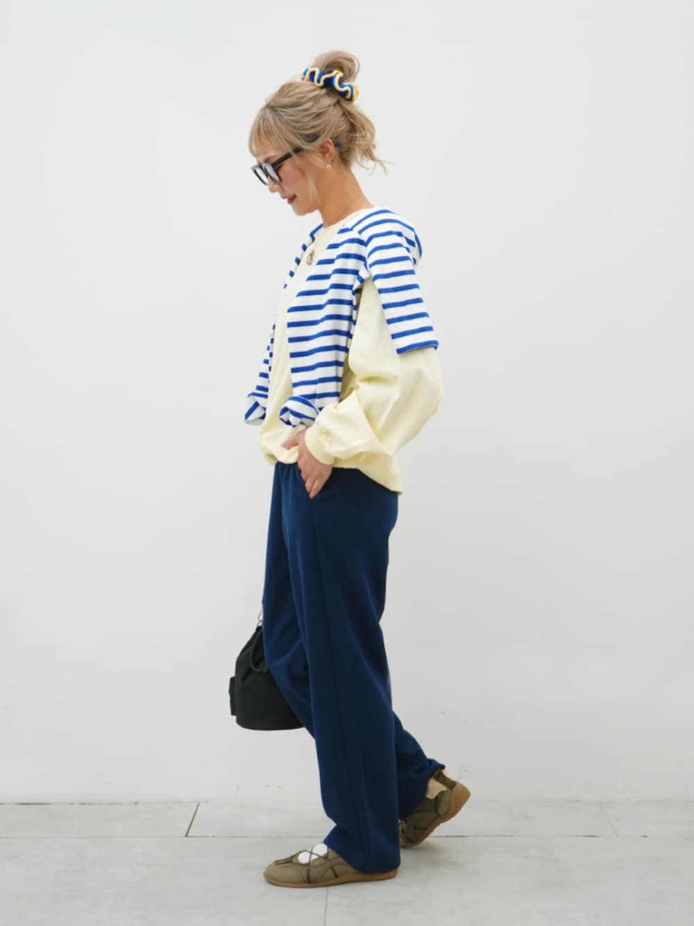 ブルー系のスウェットパンツ、イエロー系のスウェットを着用したレディースの冬コーディネートの4枚目の写真