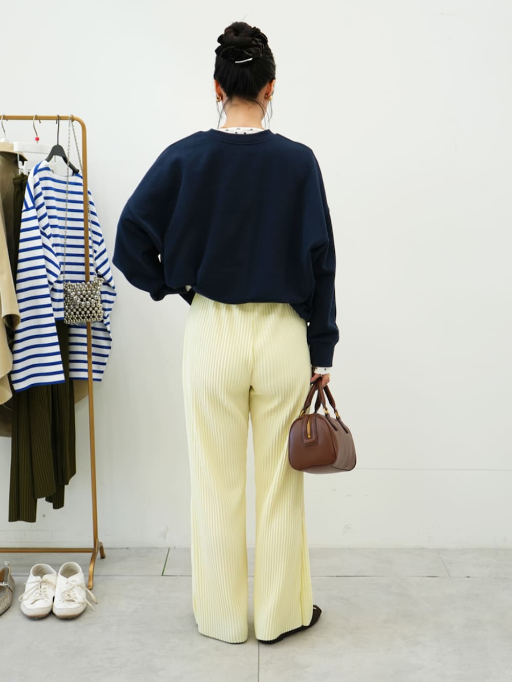 イエロー系のその他パンツ、ブルー系のスウェットを着用したレディースの冬コーディネートの3枚目の写真