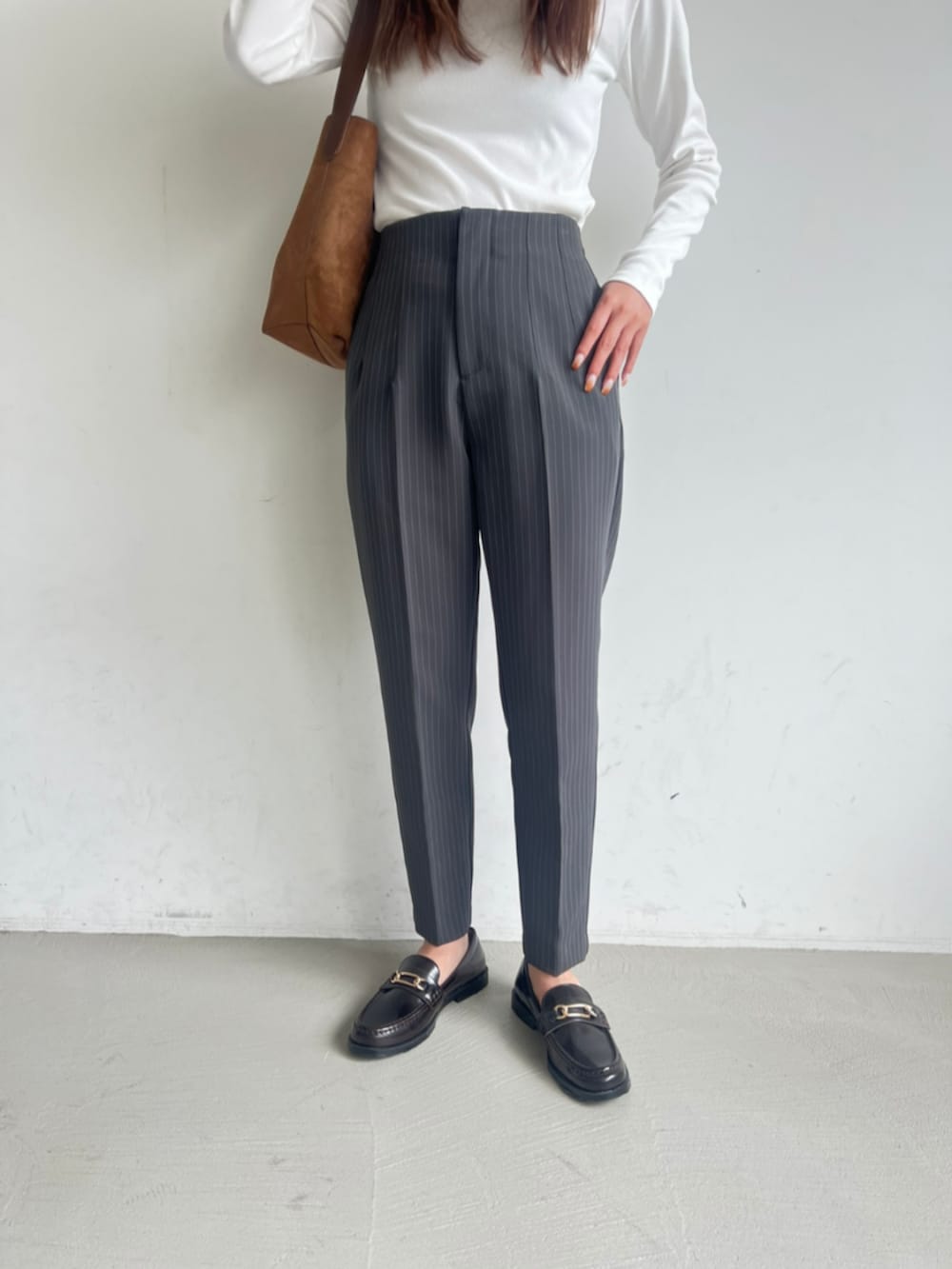 その他のスラックス、ホワイト系のTシャツ/カットソーを着用したレディースの秋コーディネートの3枚目の写真