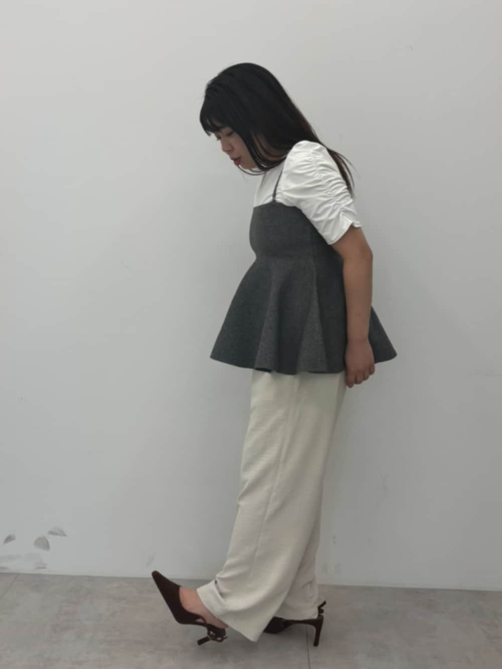 ホワイト系のTシャツ/カットソー、グレー系のキャミソール、ベージュ系のその他パンツを着用したレディースの夏コーディネートの2枚目の写真