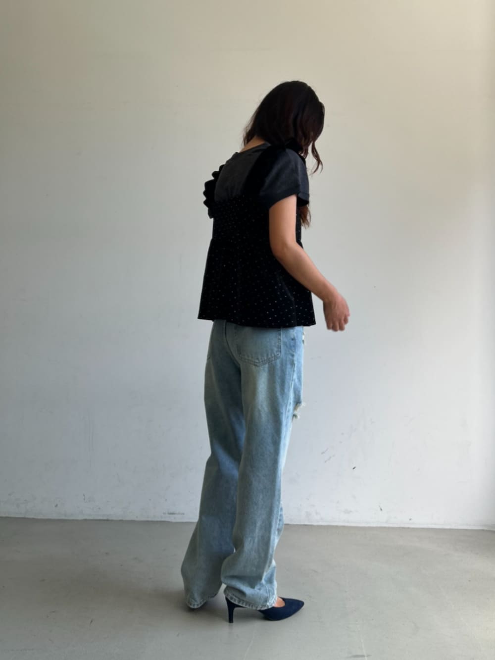 ブラック系のキャミソール、ブルー系のデニムパンツ、グレー系のTシャツ/カットソーを着用したレディースの夏コーディネートの3枚目の写真