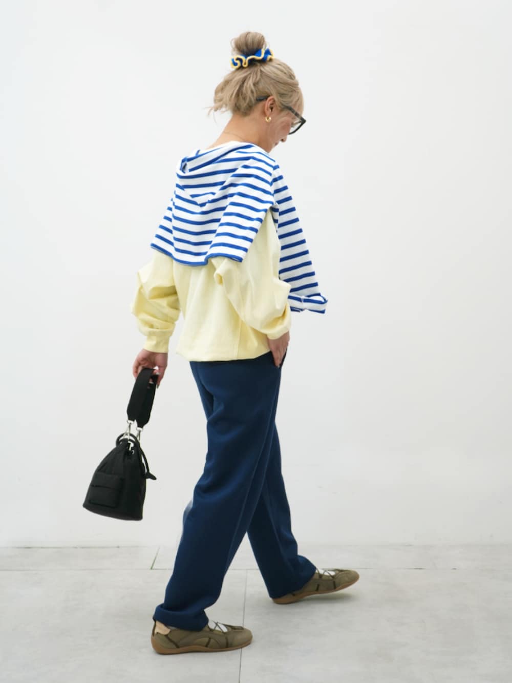 ブルー系のスウェットパンツ、イエロー系のスウェットを着用したレディースの冬コーディネートの3枚目の写真